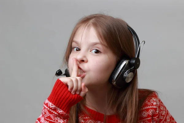 Piękny Kaukaski Mała Dziewczynka Słuchawka Mikrofon — Zdjęcie stockowe