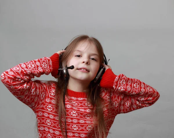 Preciosa Niña Caucásica Auriculares Con Micrófono — Foto de Stock