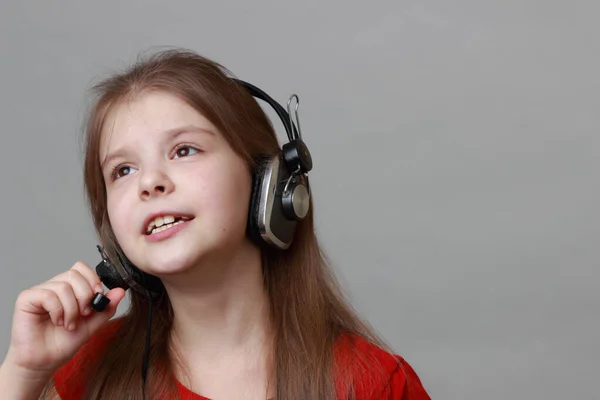 Kleines Mädchen Schönem Roten Kleid Singt Mit Kopfhörer Und Mikrofon — Stockfoto