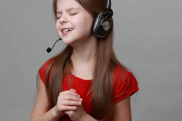 Niña Hermoso Vestido Rojo Cantando Con Auriculares Micrófono —  Fotos de Stock