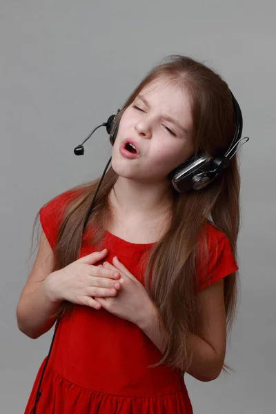 Niña Hermoso Vestido Rojo Cantando Con Auriculares Micrófono —  Fotos de Stock