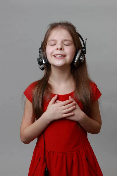 Dívka Krásných Červených Šatech Zpěv Sluchátkem Mikrofonem — Stock fotografie