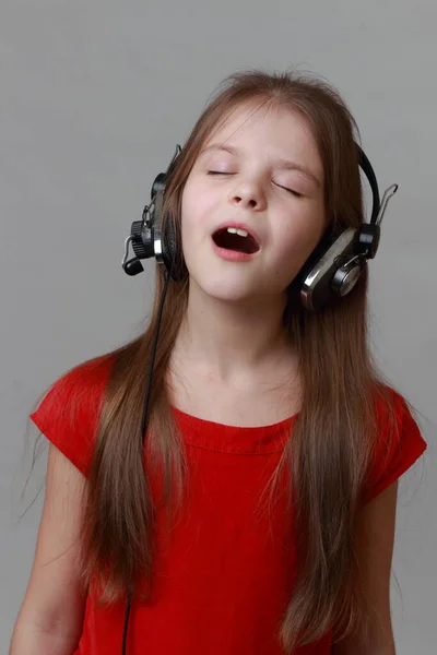Menina Belo Vestido Vermelho Cantando Com Fone Ouvido Microfone — Fotografia de Stock