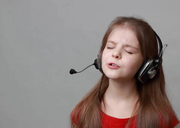 Klein Meisje Mooie Rode Jurk Zingen Met Hoofdtelefoon Microfoon — Stockfoto