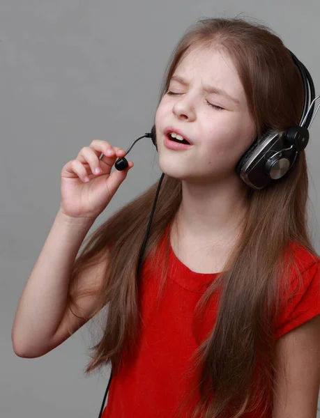 Klein Meisje Mooie Rode Jurk Zingen Met Hoofdtelefoon Microfoon — Stockfoto