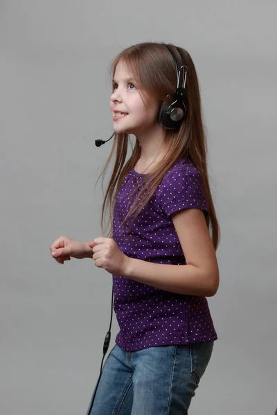 Förtjusande Kaukasisk Liten Flicka Hörlurar Med Mikrofon — Stockfoto