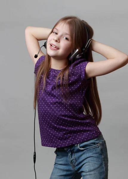 Adorable Petite Fille Caucasienne Casque Avec Microphone — Photo