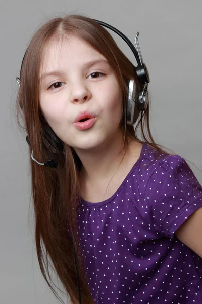 Entzückende Kaukasische Mädchen Kopfhörer Mit Mikrofon — Stockfoto