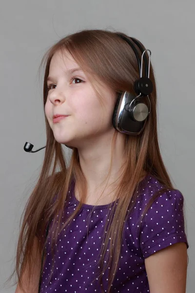 Adorable Niña Caucásica Auriculares Con Micrófono — Foto de Stock