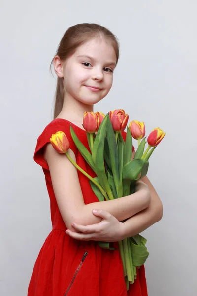 Adorable Petite Fille Tenant Des Tulipes — Photo