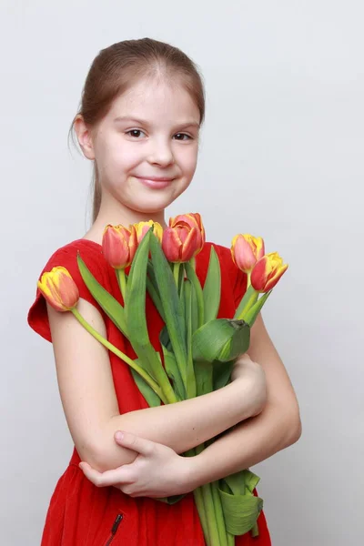 Adorable Petite Fille Tenant Des Tulipes — Photo