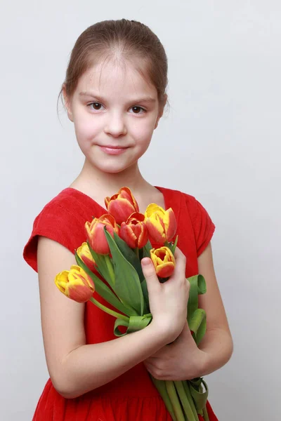 Urocza Dziewczynka Trzymająca Tulipany — Zdjęcie stockowe