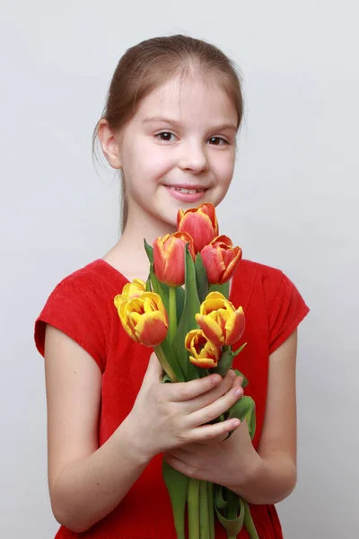 Adorable Niña Sosteniendo Tulipanes —  Fotos de Stock