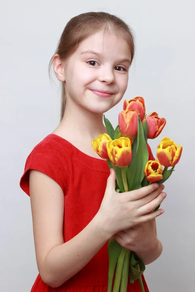 Adorable Niña Sosteniendo Tulipanes — Foto de Stock