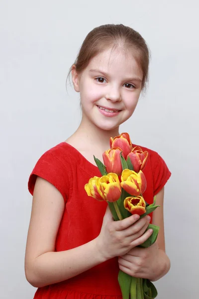 Adorable Niña Sosteniendo Tulipanes — Foto de Stock