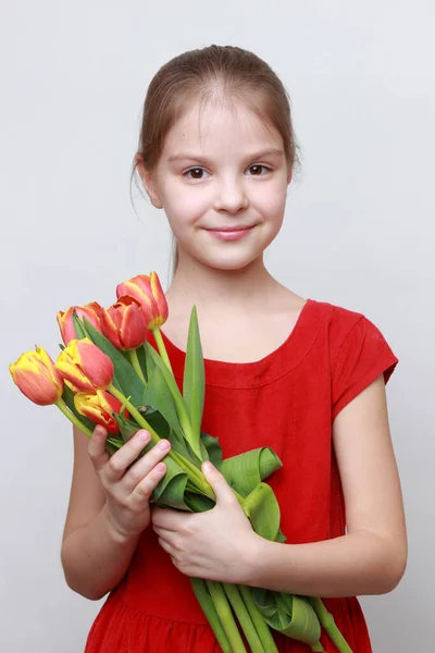 可爱的小女孩牵着郁金香 — 图库照片