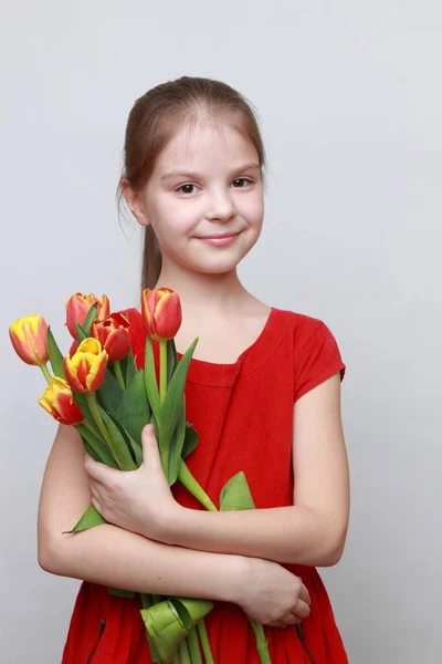 Schattig Meisje Met Tulpen — Stockfoto