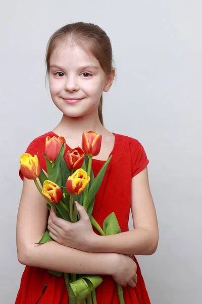 Entzückendes Kleines Mädchen Mit Tulpen — Stockfoto
