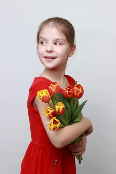 Entzückendes Kleines Mädchen Mit Tulpen — Stockfoto