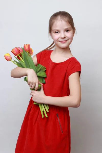 Schattig Meisje Met Tulpen — Stockfoto