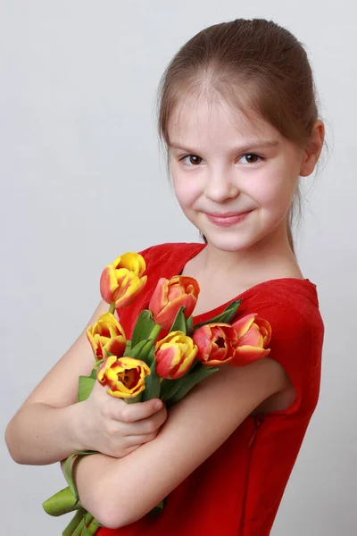 Adorable Niña Sosteniendo Tulipanes — Foto de Stock