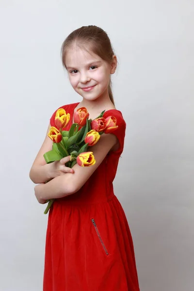 Adorabile Bambina Che Tiene Tulipani — Foto Stock