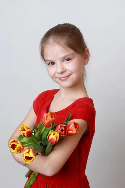 Очаровательная Маленькая Девочка Держит Тюльпаны — стоковое фото