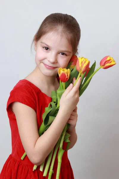 Adorable Niña Sosteniendo Tulipanes — Foto de Stock