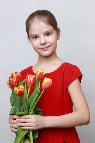 Entzückendes Kleines Mädchen Mit Tulpen — Stockfoto