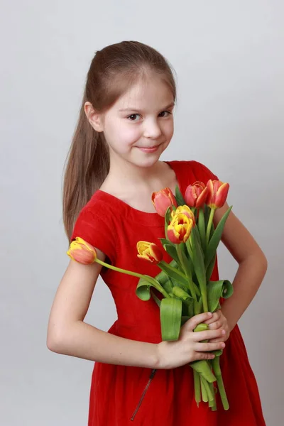 可爱的小女孩牵着郁金香 — 图库照片
