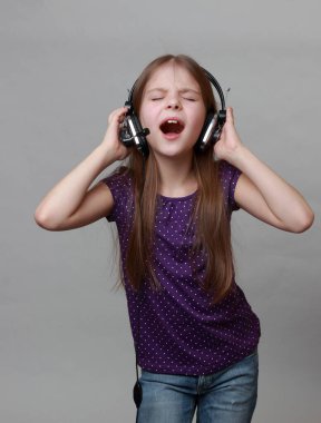 Genç manken müziği dinle ve şarkı söyle.