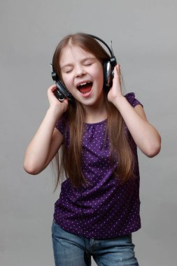 Genç manken müziği dinle ve şarkı söyle.