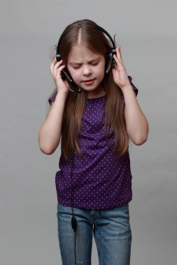 Genç manken müziği dinle ve şarkı söyle.