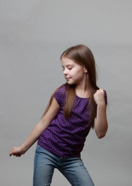 Komik duygusal çocuk kameraya poz veriyor..