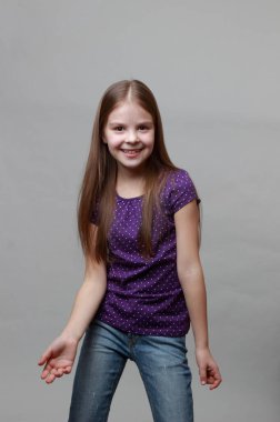 Komik duygusal çocuk kameraya poz veriyor..