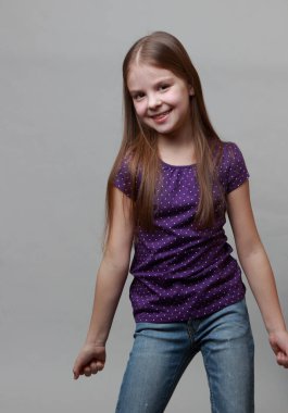 Komik duygusal çocuk kameraya poz veriyor..