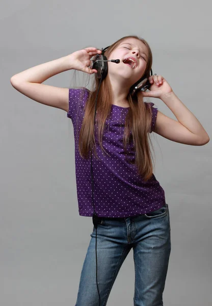 Joven Modelo Escuchar Música Cantar — Foto de Stock