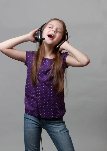 Joven Modelo Escuchar Música Cantar —  Fotos de Stock