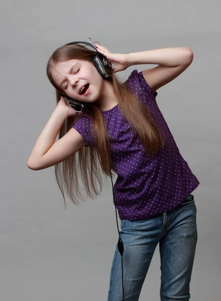 Jovem Modelo Ouvir Música Cantar — Fotografia de Stock