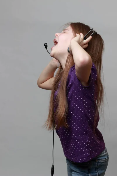 Joven Modelo Escuchar Música Cantar —  Fotos de Stock