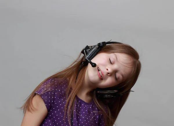 Χαρούμενο Παιδί Άκου Μουσική Και Τραγούδα — Φωτογραφία Αρχείου