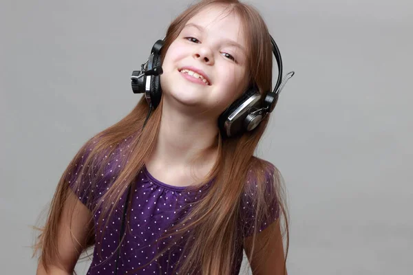 Enfant Joyeux Écouter Musique Chanter — Photo