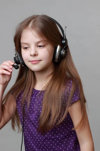 Joyful Kind Luisteren Naar Muziek Zingen — Stockfoto