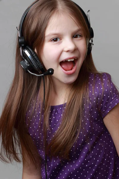 Radostné Dítě Poslouchá Hudbu Zpívá Stock Snímky