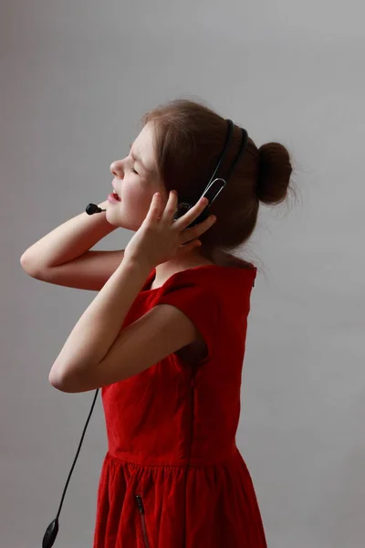 Niña Europea Vestida Rojo Escucha Música Canta — Foto de Stock