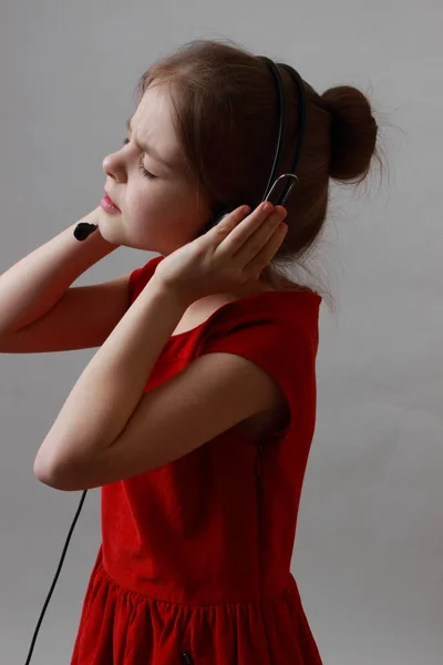Красивая Маленькая Девочка Красном Платье Слушает Музыку Поет — стоковое фото