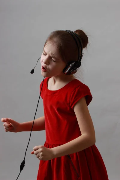 Schöne Kleine Mädchen Einem Roten Kleid Hören Die Musik Und — Stockfoto