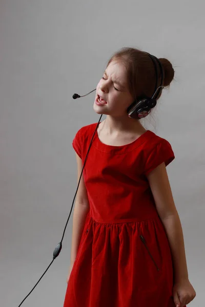 Hermosa Niña Vestido Rojo Escuchar Música Cantar —  Fotos de Stock