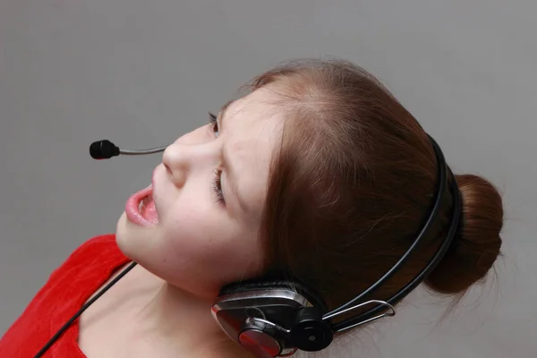 Mooi Klein Meisje Een Rode Jurk Luister Naar Muziek Zingen — Stockfoto