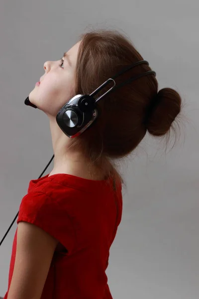 Mooi Klein Meisje Een Rode Jurk Luister Naar Muziek Zingen — Stockfoto